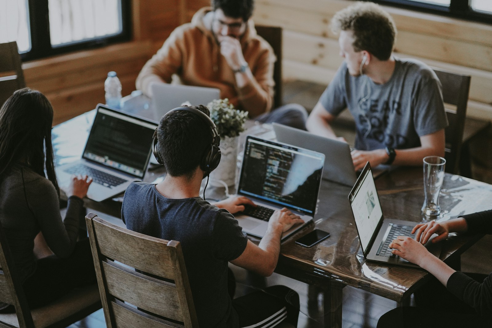Auomni users working together and discussing the software around a table